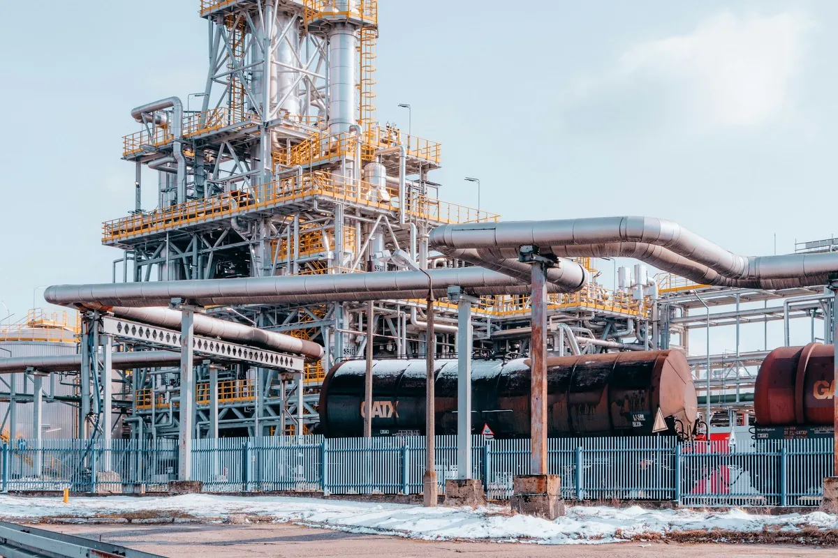 Refinery and power generation plant with process piping and towers